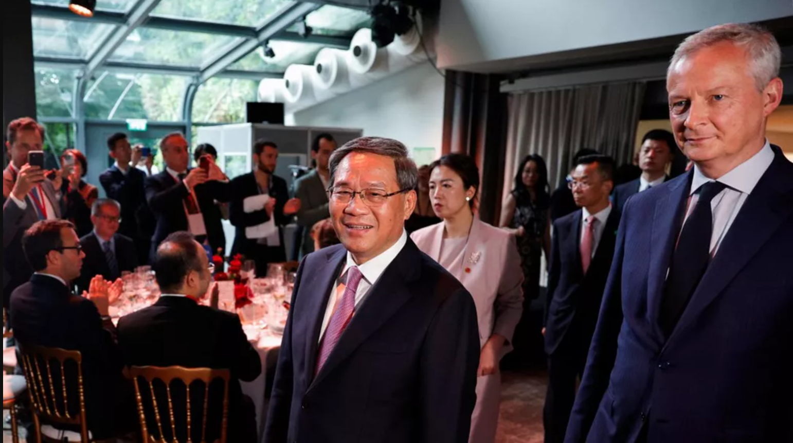 A Paris, le Premier ministre chinois critique la stratégie de souveraineté économique de Bruxelles